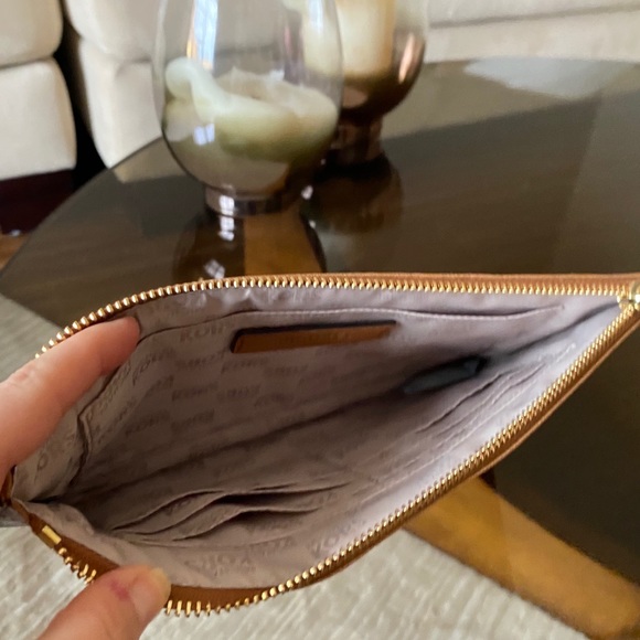 NWOT- Michael Kors leather wristlet / wallet - Picture 3 of 5